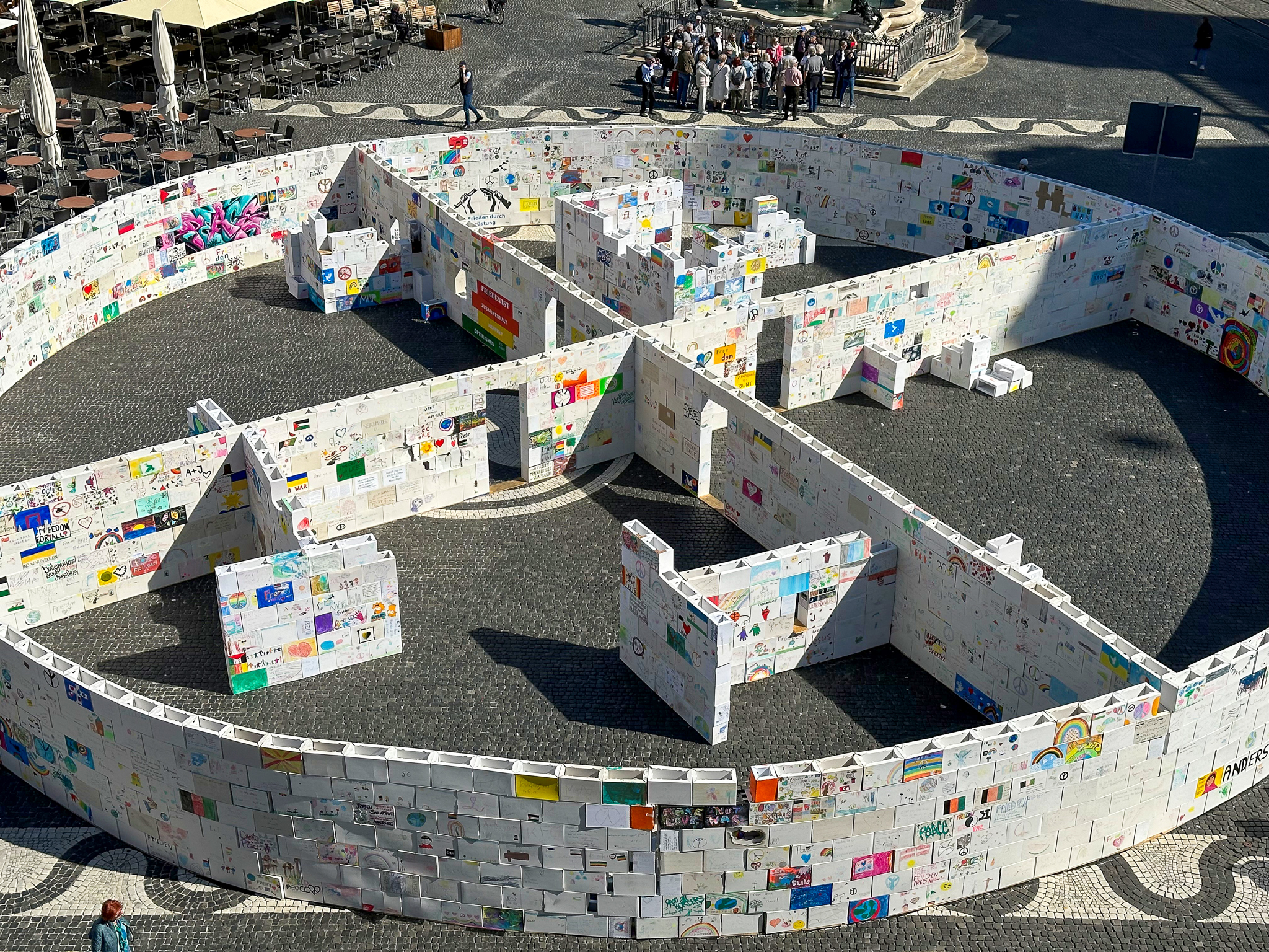 Eine kreisrunde Mauer mit etwa 15 Metern Durchmesser aus Pappkartons steht auf dem Rathausplatz