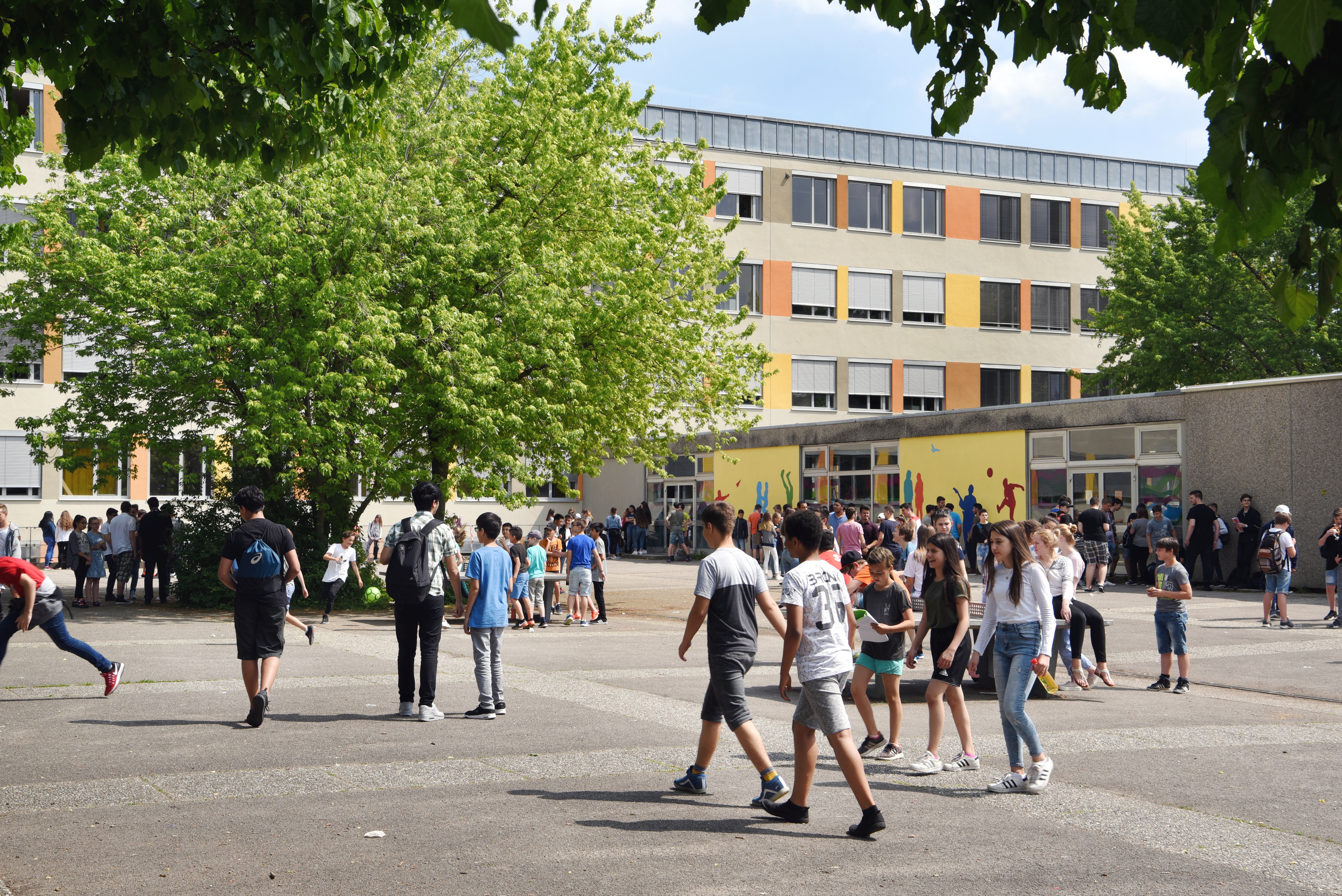 Auf dem Pausenhof der Heinrich-von-Buz-Realschule halten sich zahlreiche Schülerinnen und Schüler auf.