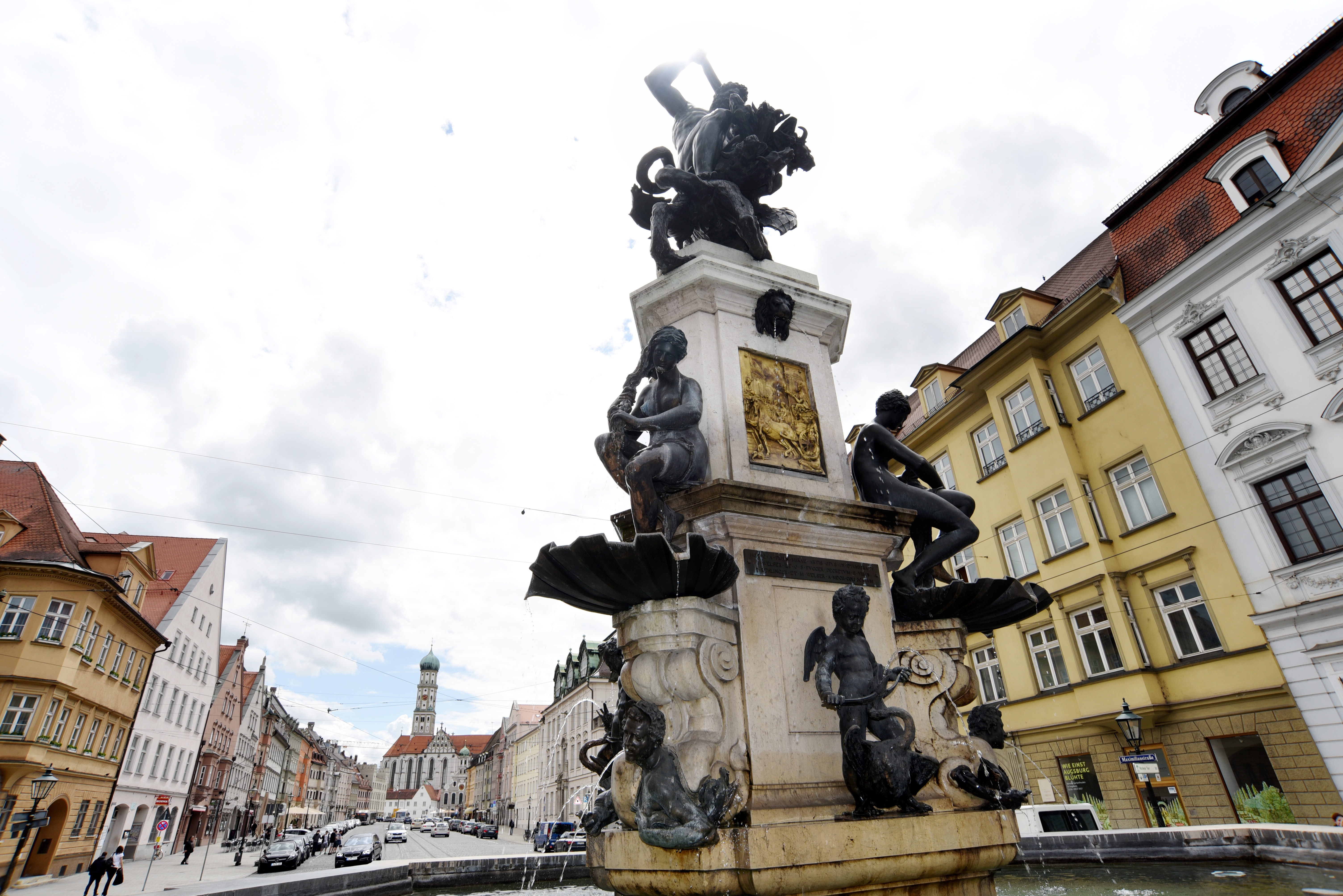 Im Vordergrund der Herkulesbrunnen. Dahinter ist die Maximilianstraße zu sehen. Am Ende steht die Kirche St. Ulrich