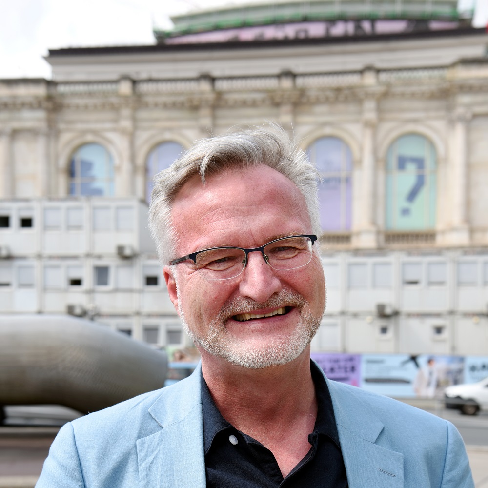 Portraitbild des Kultur-, Welterbe- und Sportreferenten., weißhaariger Mann mit Bart und Brille