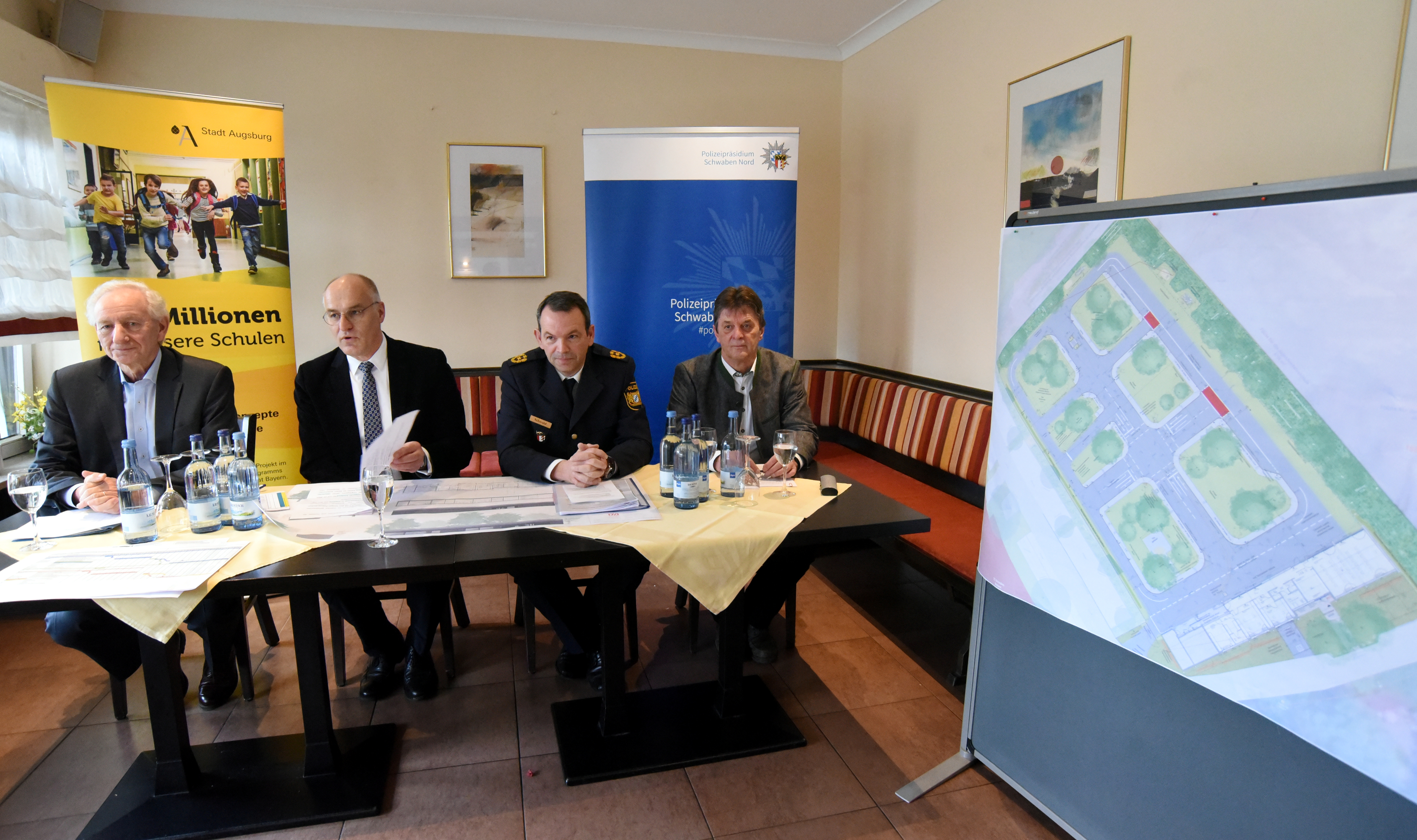 Gemeinsam für mehr Sicherheit: Bildungsreferent Hermann Köhler, Oberbürgermeister Dr. Kurt Gribl, Polizeipräsident Michael Schwald und der 1. Vorsitzende der Verkehrswacht Augsburg e.V., Martin Schomanek stellen die neue Verkehrsschule vor. Gemeinsam für mehr Sicherheit: Bildungsreferent Hermann Köhler, Oberbürgermeister Dr. Kurt Gribl, Polizeipräsident Michael Schwald und der 1. Vorsitzende der Verkehrswacht Augsburg e.V., Martin Schomanek stellen die neue Verkehrsschule vor.