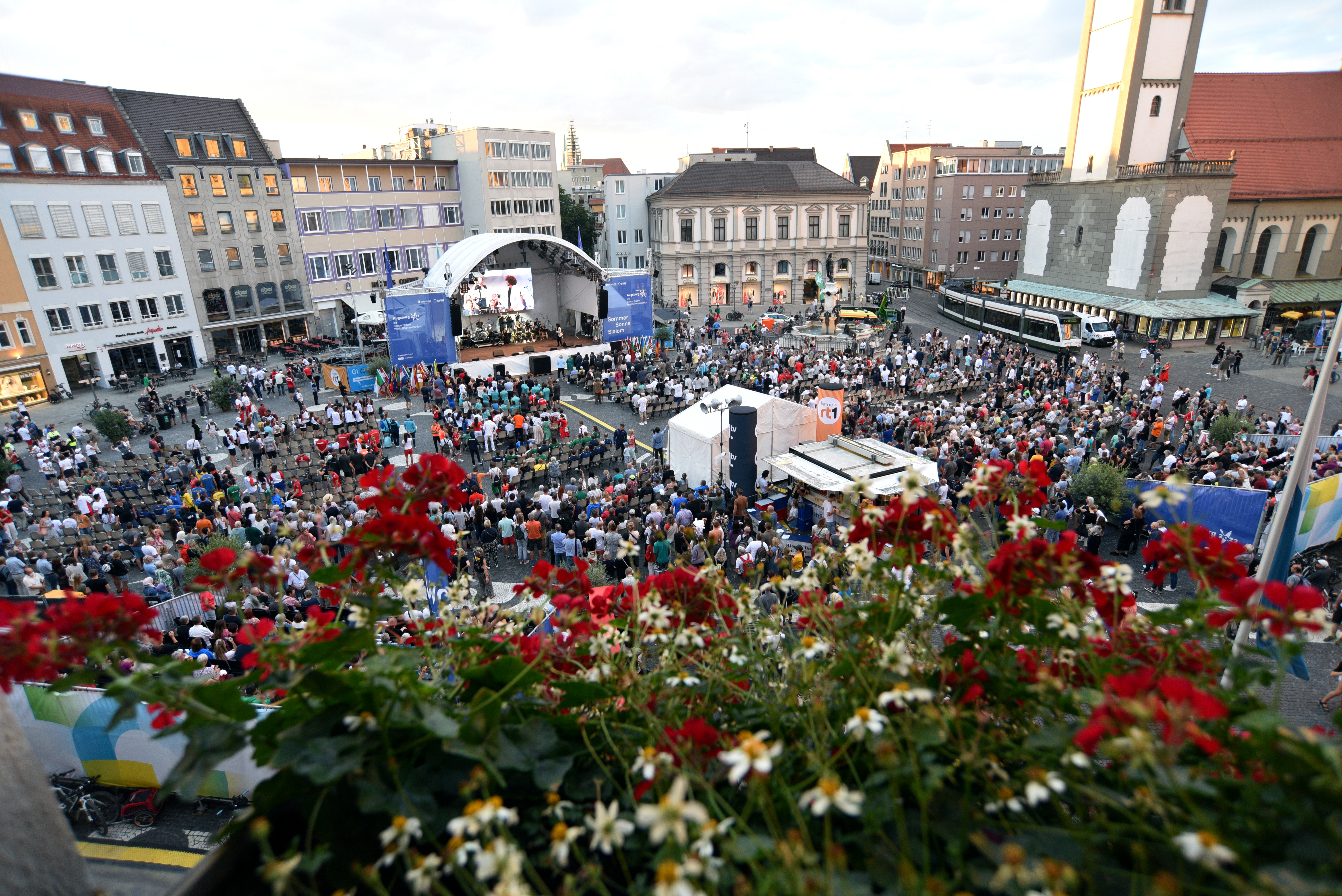 Eröffnungsfeier der Kanusalom-WM 2022 auf dem Rathausplatz. Etwa Tausend Menschen sitzen im Publikum vor einer großen überdachten Bühne.