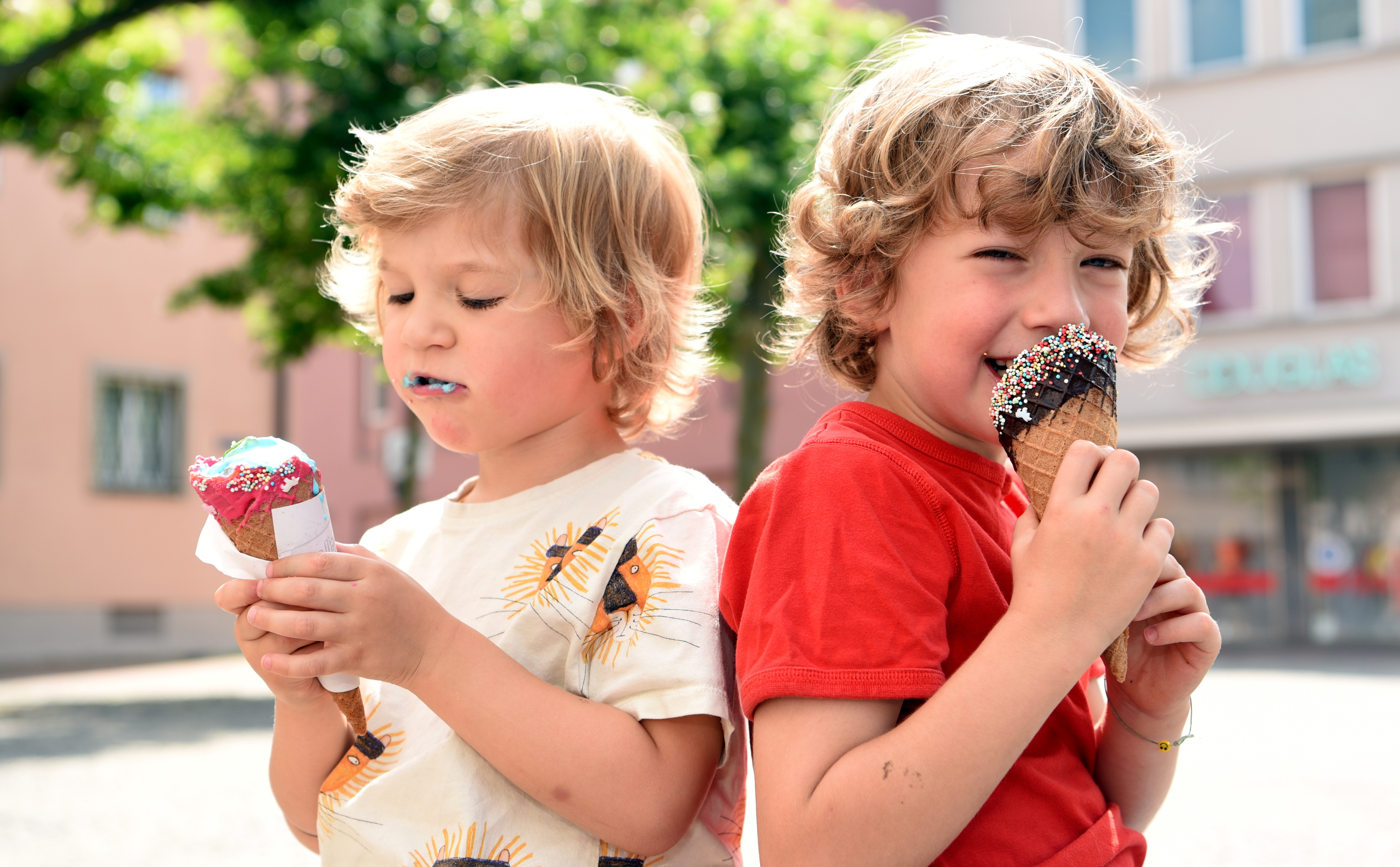Kinder essen ein Eis.