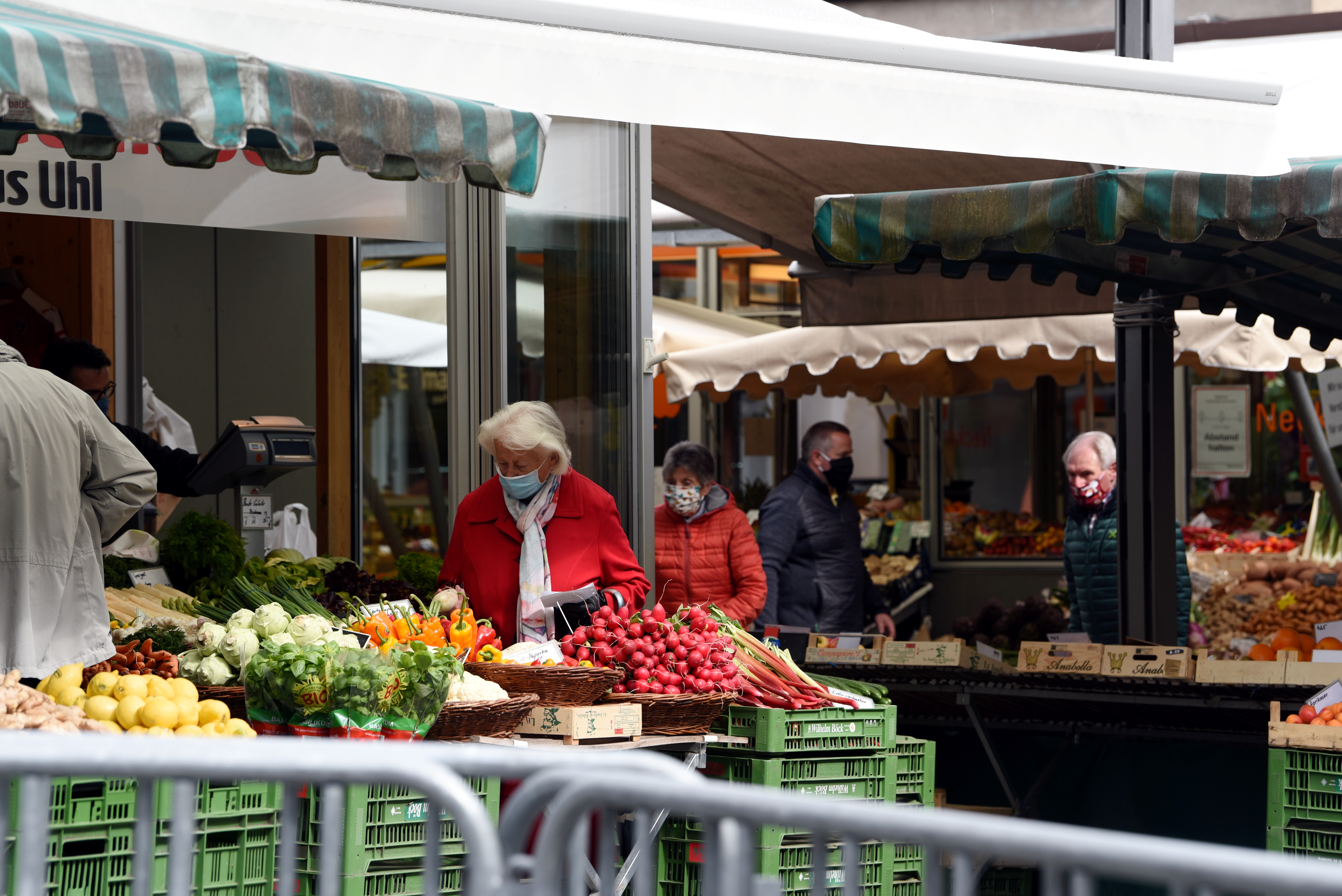 Bürgerinnen und Bürger mit Masken auf dem Stadtmarkt. Foto: Ruth Plössel