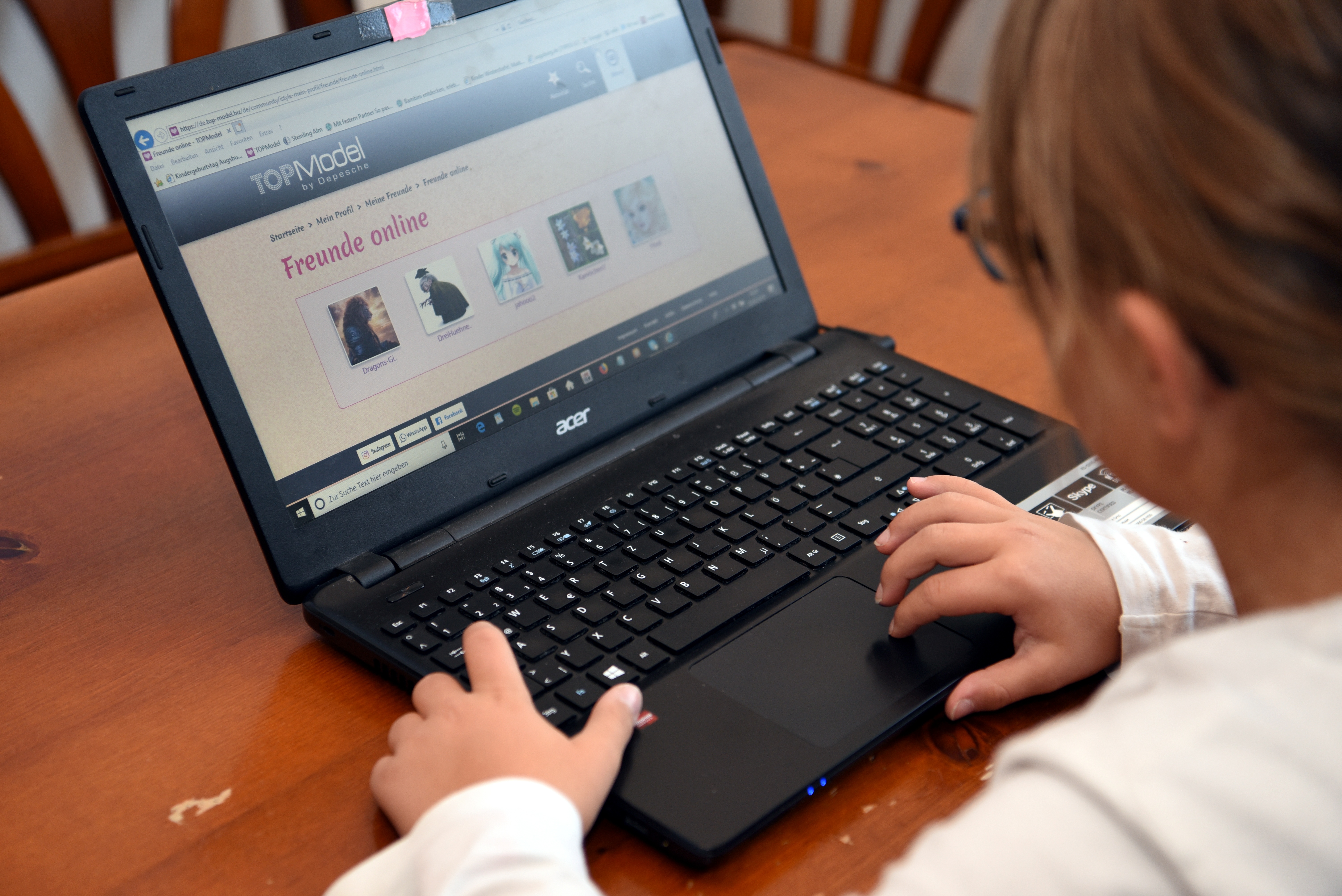 Mädchen am Computer surft im Internet
