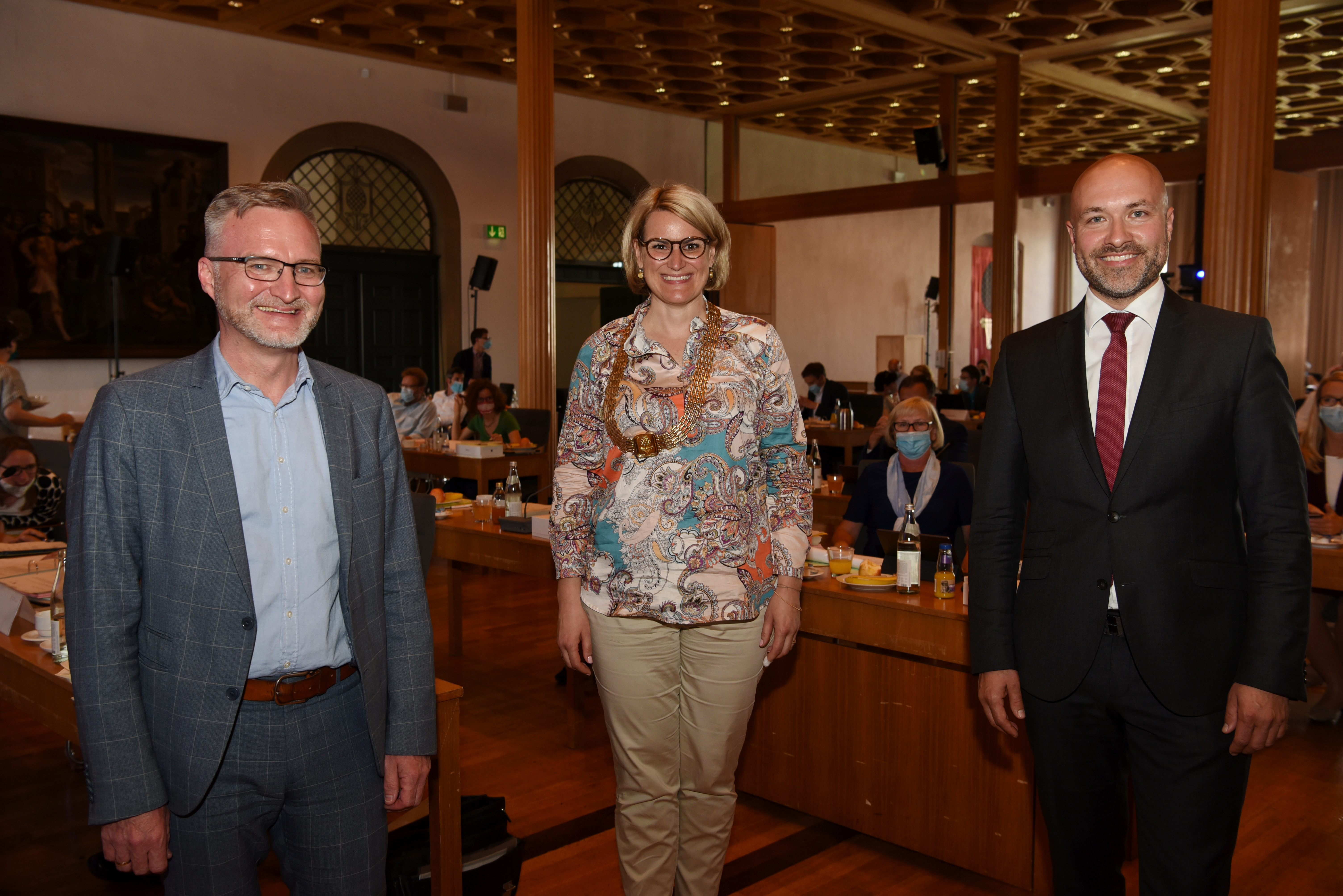 Oberbürgermeisterin Eva Weber mit den neuen Referenten Jürgen Enninger (links) und Martin Schenkelberg. Foto: Ruth Plössel Oberbürgermeisterin Eva Weber mit den neuen Referenten Jürgen Enninger (links) und Martin Schenkelberg. Foto: Ruth Plössel
