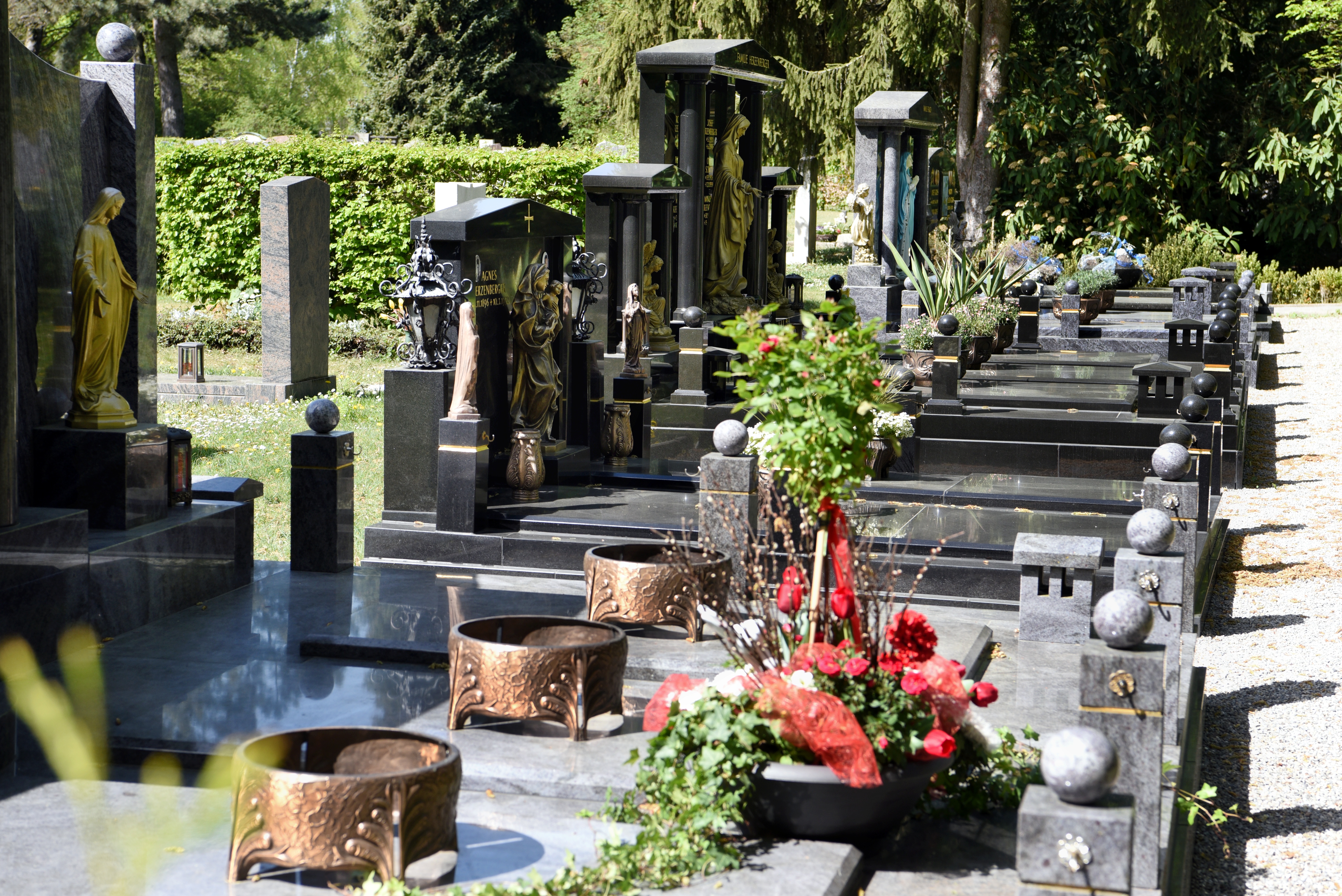 Geschmückte Gräber auf einem Friedhof.