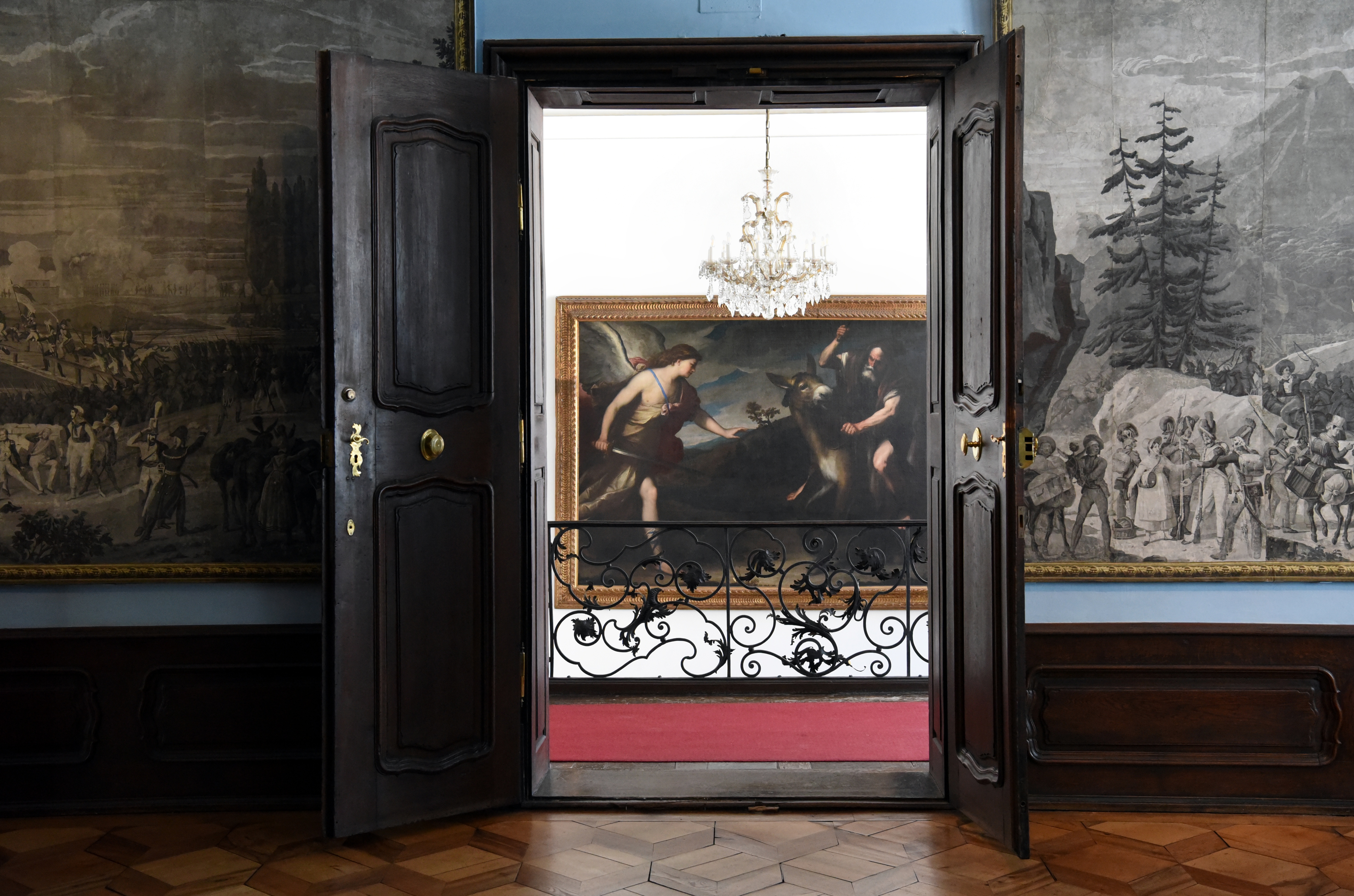 Ein Museum mit vielen Bildern von innen