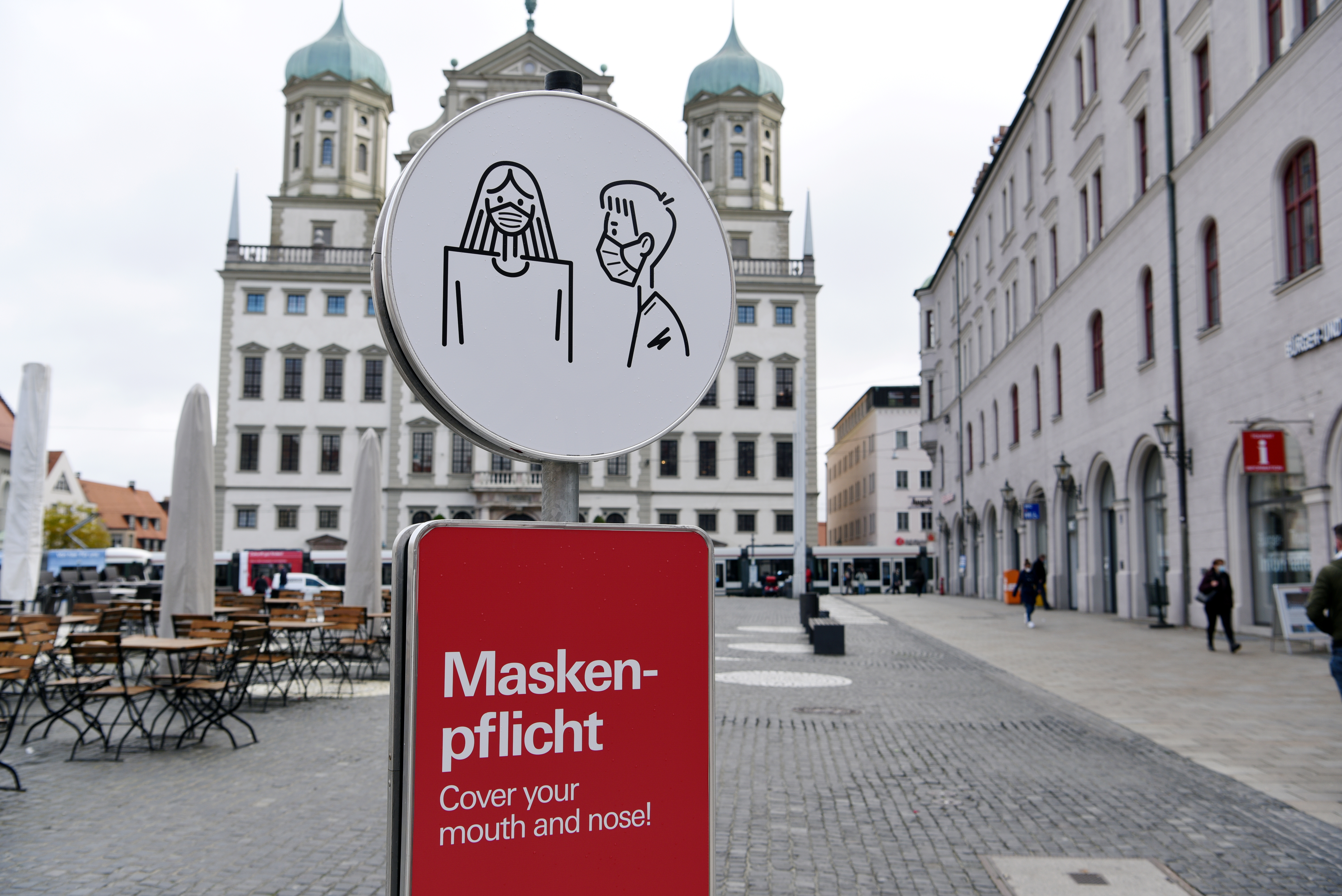 Maskenpflicht auf dem Rathausplatz. Foto: Ruth Plössel/Stadt Augsburg