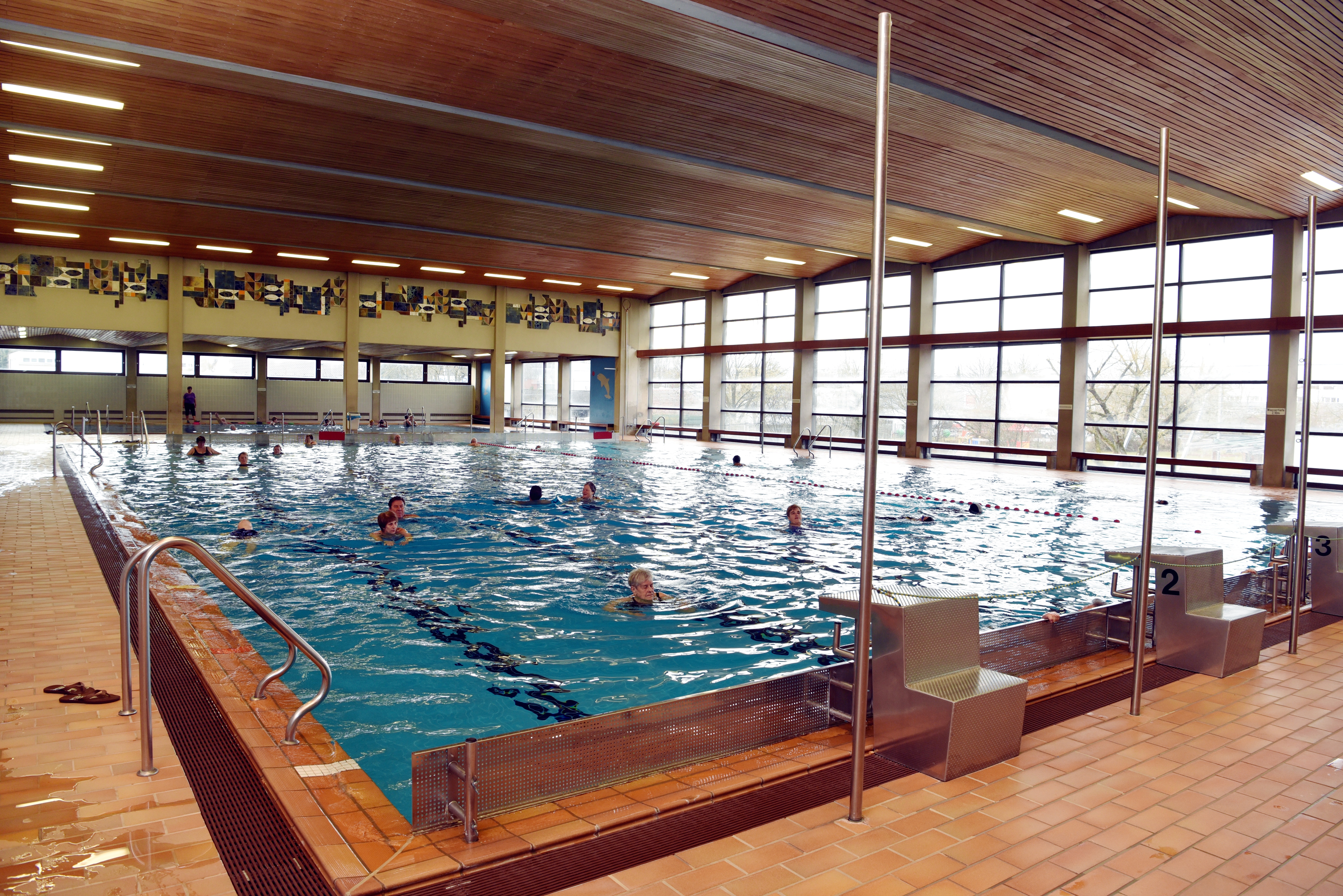 Das Spickelbad von innen. Im Becken schwimmen mehrere Personen.