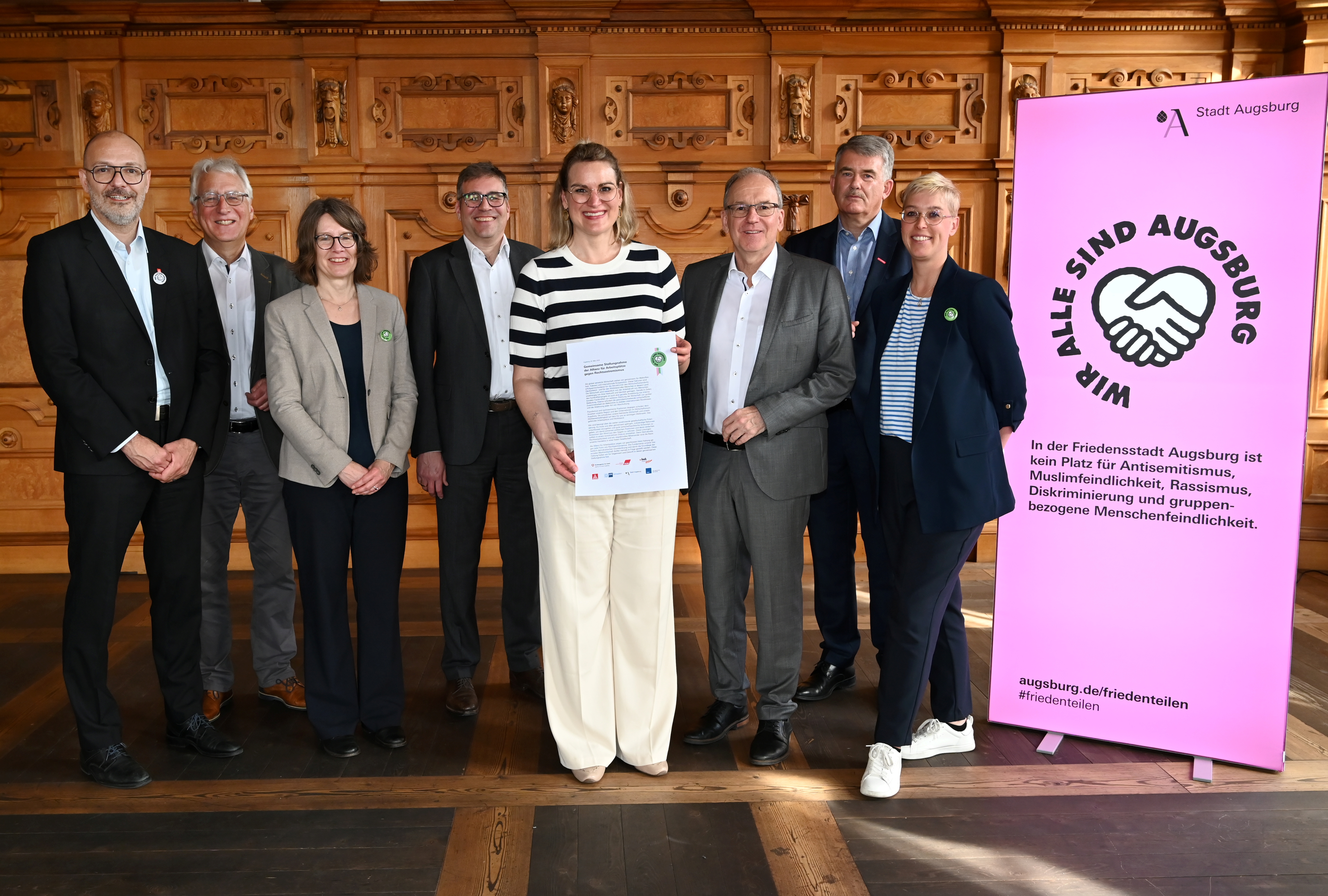 Due Gruppe Allianz für Arbeitsplätze mit Oberbürgermeisterin Eva Weber, die die gemeinsame Stellungnahme in der Hand hält.