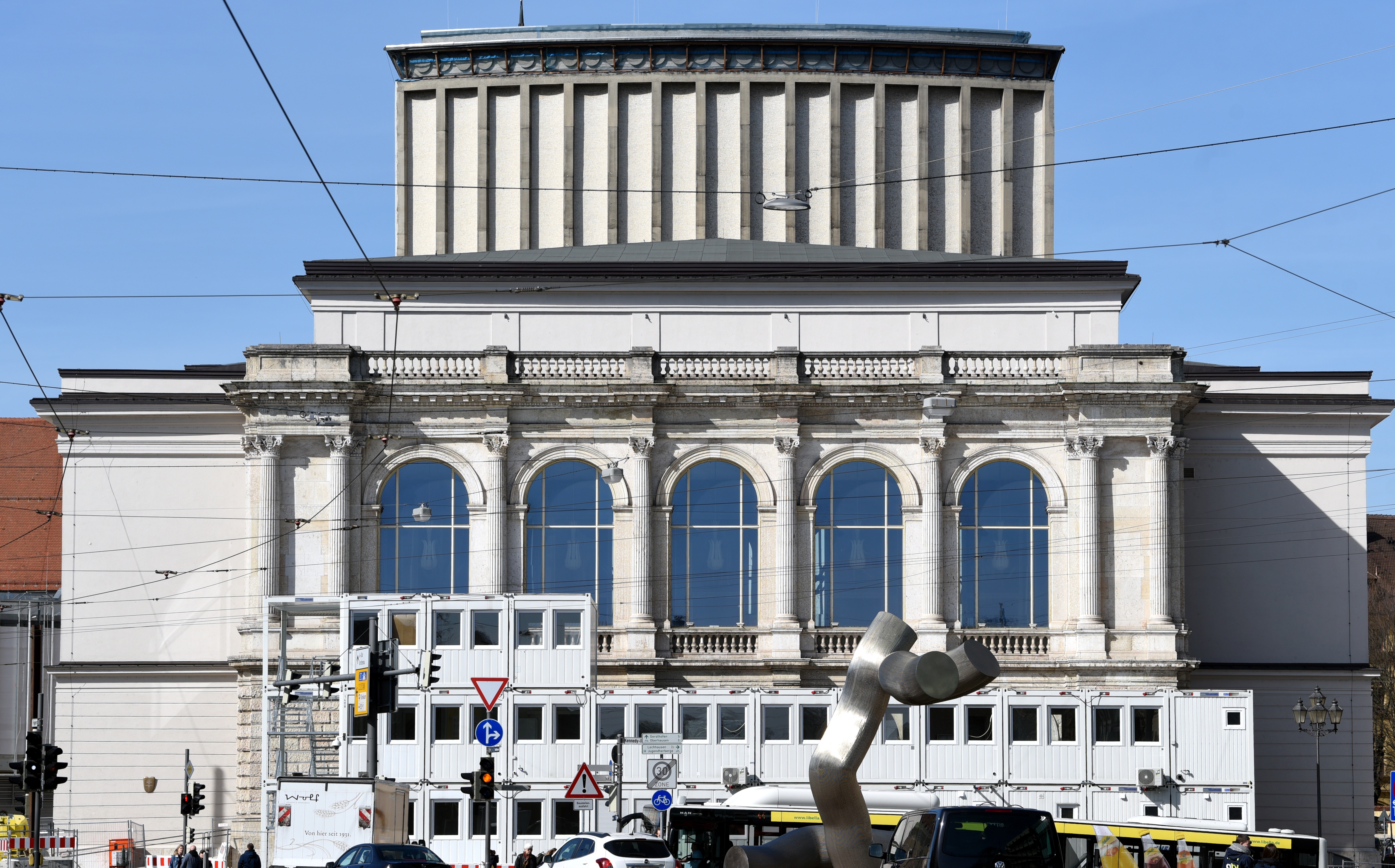 Das Theater von außen. Vor dem Haus stehen zahlreiche Baucontainer
