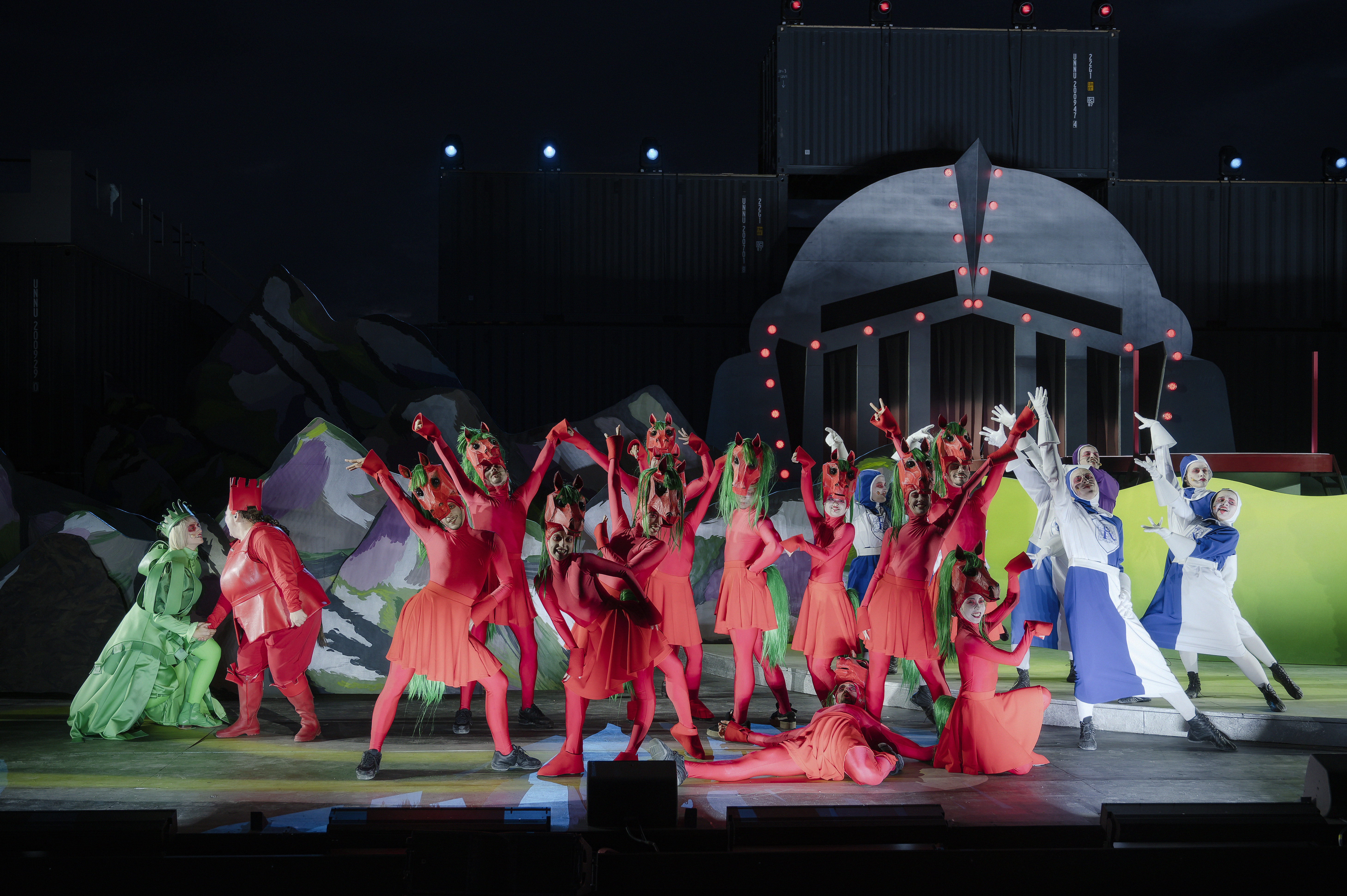 Szenenbild von der Aufführung "Spamalot" auf der Sommerbühne im Gaswerk. Rot und weiß gekleidete Schauspieler tanzen