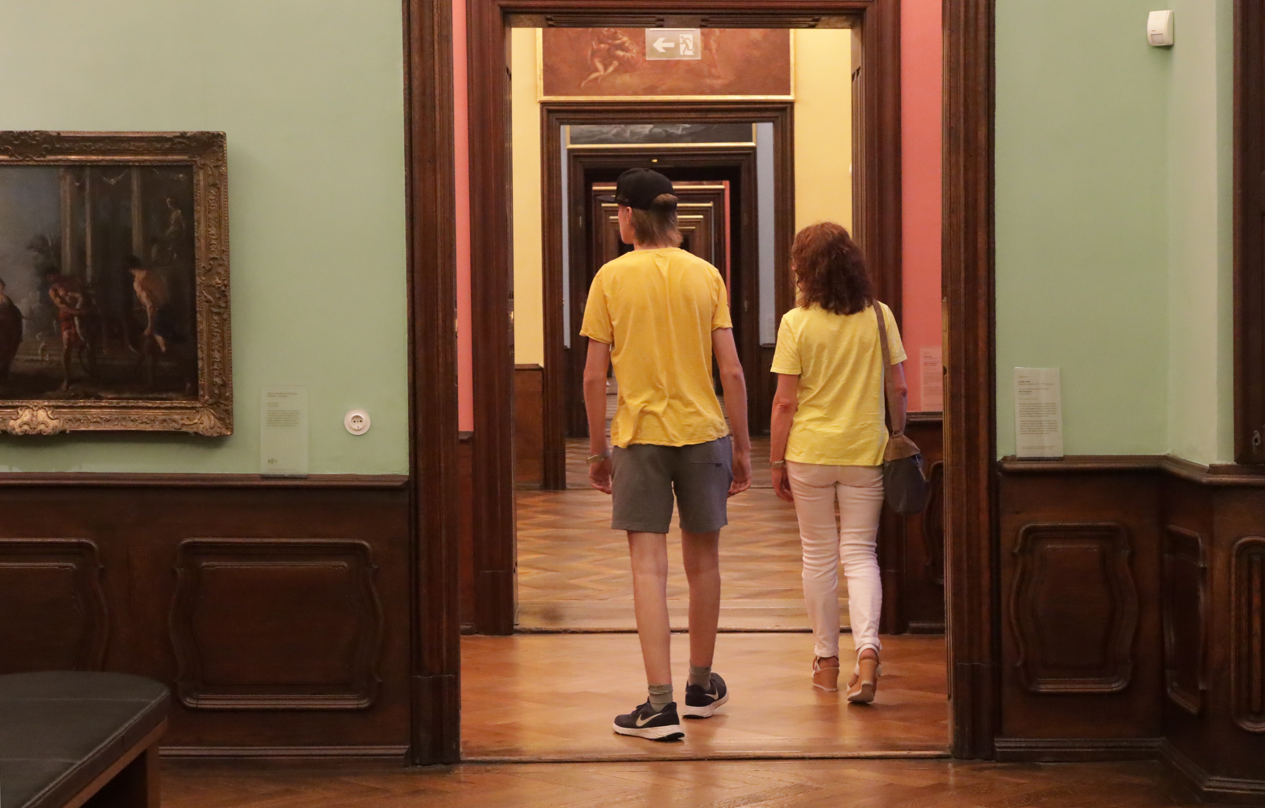 zwei junge Menschen schlendern durch ein Museum