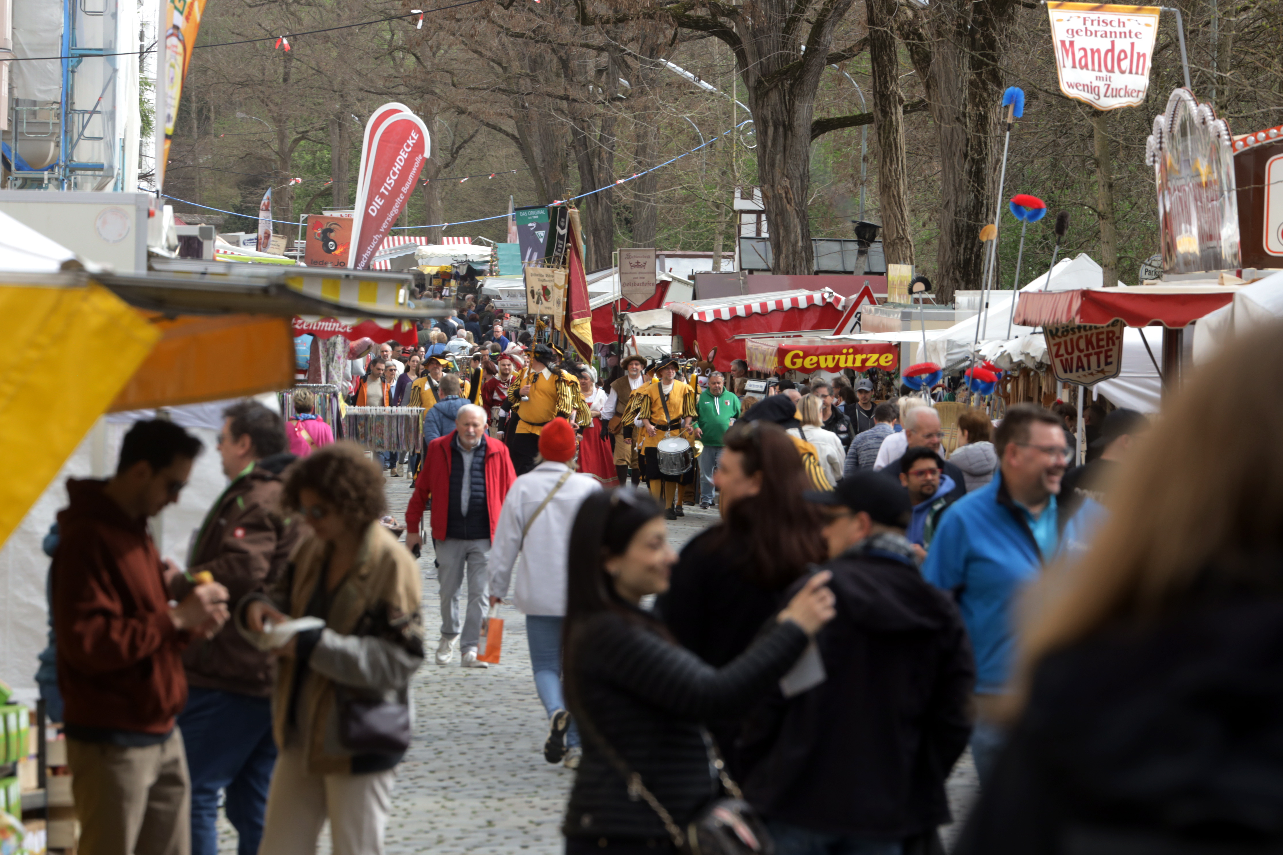 Viele Menschen spazieren zwischen Marktständen